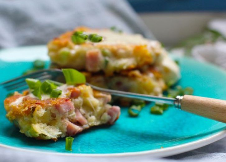 Оладьи с ветчиной, сыром и зеленым луком